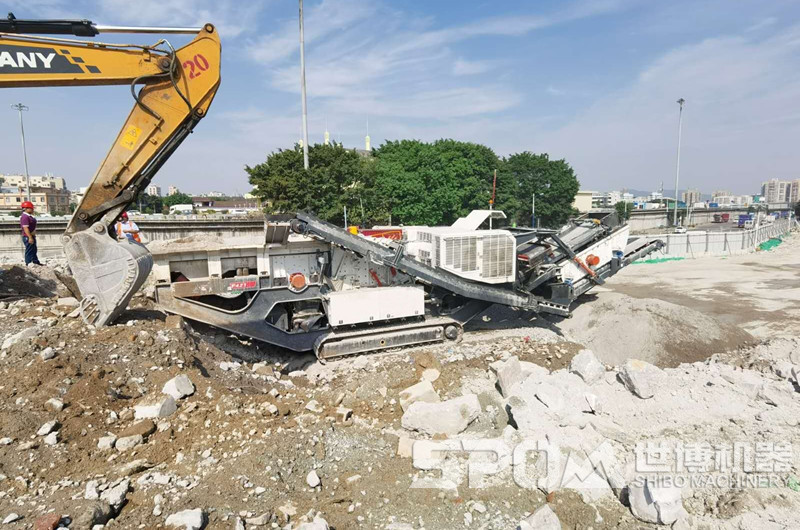 大型建筑废料粉碎机，履带式移动破碎站粉碎建筑垃圾现场图
